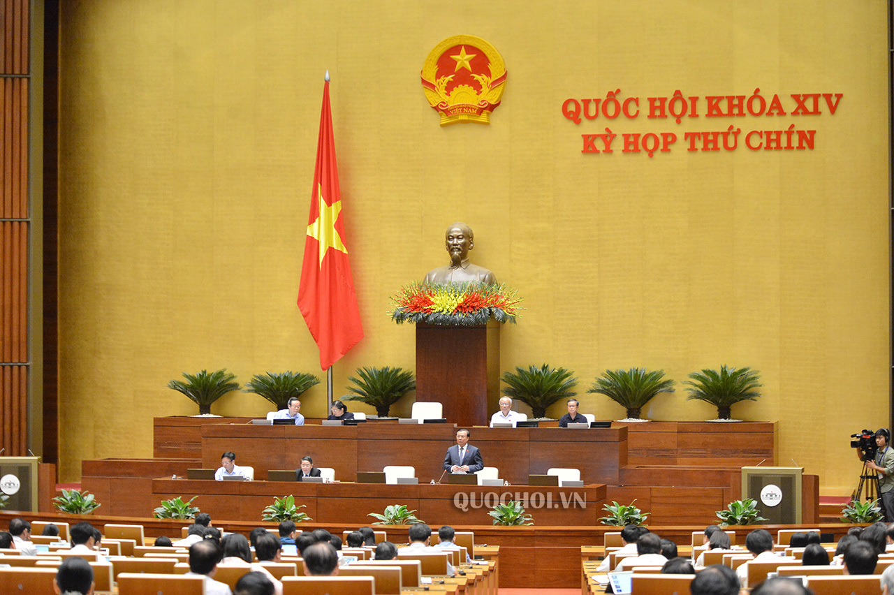 Bộ trưởng Bộ Tài chính Đinh Tiến Dũng giải trình một số nội dung đại biểu Quốc hội quan tâm. 