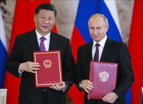Tổng thống Nga Vladimir Putin (phải) và Chủ tịch Trung Quốc Tập Cận Bình. 
