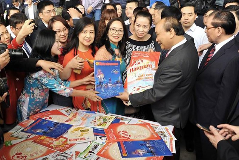Thủ tướng Nguyễn Xuân Phúc và Nguyên Tổng bí thư Nông Đức Mạnh thăm gian triển lãm báo chí ngành Tài chính tại Hội báo toàn quốc năm 2019.