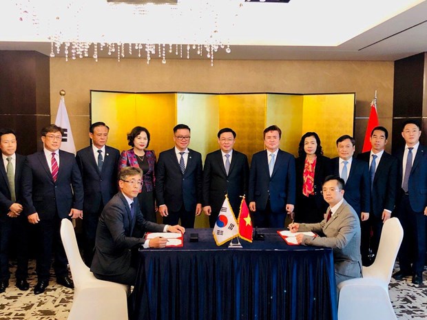 Phó Thủ tướng Vương Đình Huệ cùng đại diện các bộ, ngành chứng kiến lễ ký.