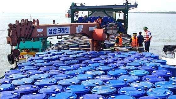 Bộ đội Biên phòng tỉnh Tiền Giang bắt giữ tàu chở dầu lậu.