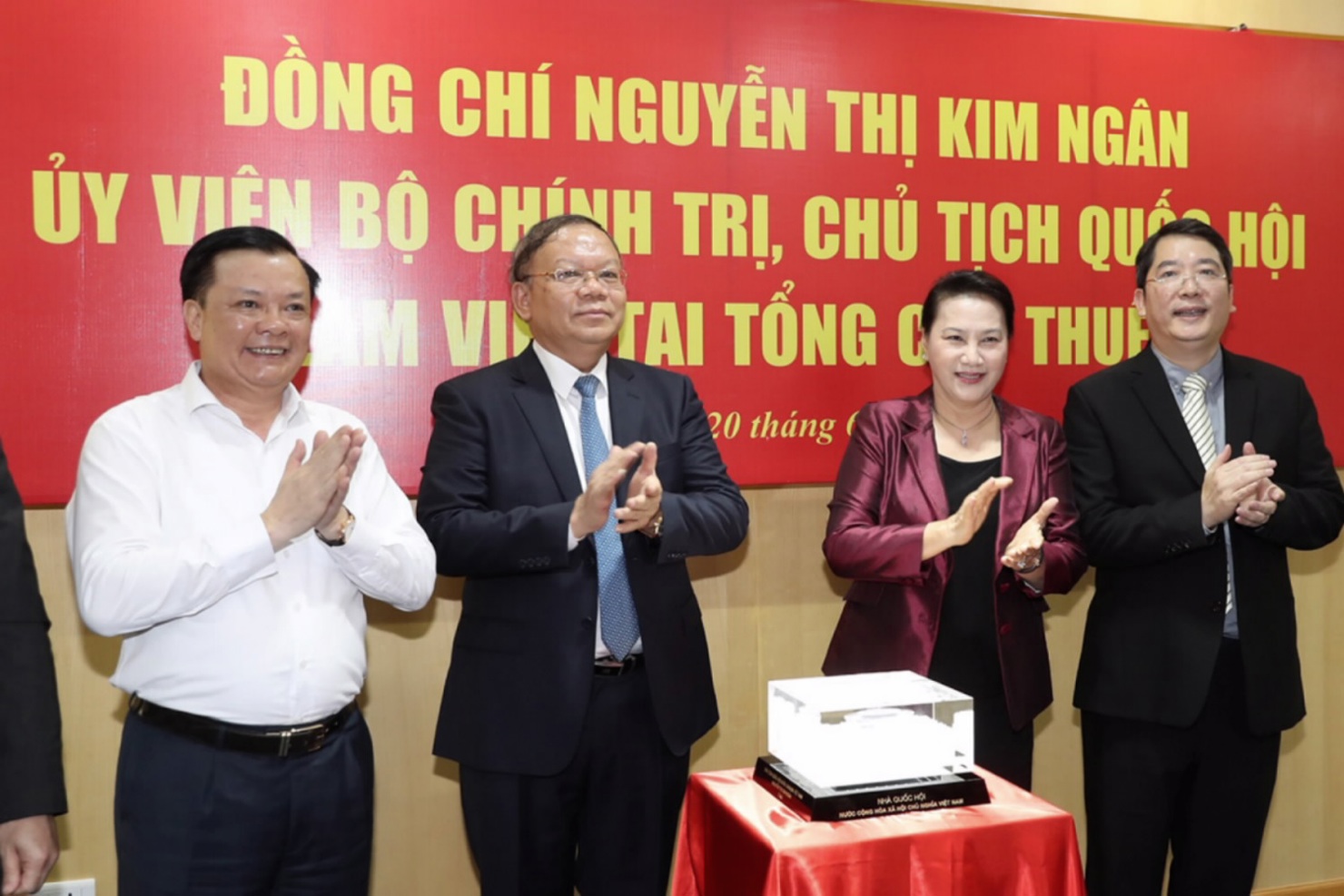Chủ tịch Quốc hội Nguyễn Thị Kim Ngân cùng các đồng chí Lãnh đạo Bộ Tài chính và Tổng cục Thuế.