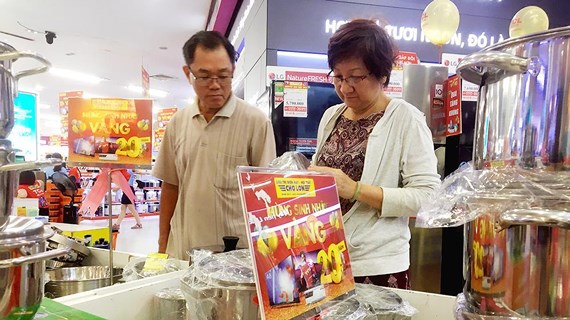 Người tiêu dùng chọn mua hàng hóa tại một siêu thị trên địa bàn quận 5, TP. Hồ Chí Minh