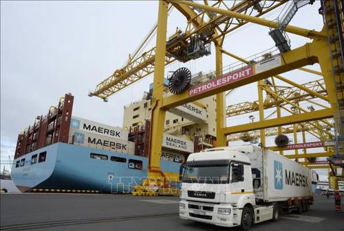 Vận chuyển hàng hóa tại cảng ở Saint Petersburg, Nga. Ảnh: AFP/TTXVN