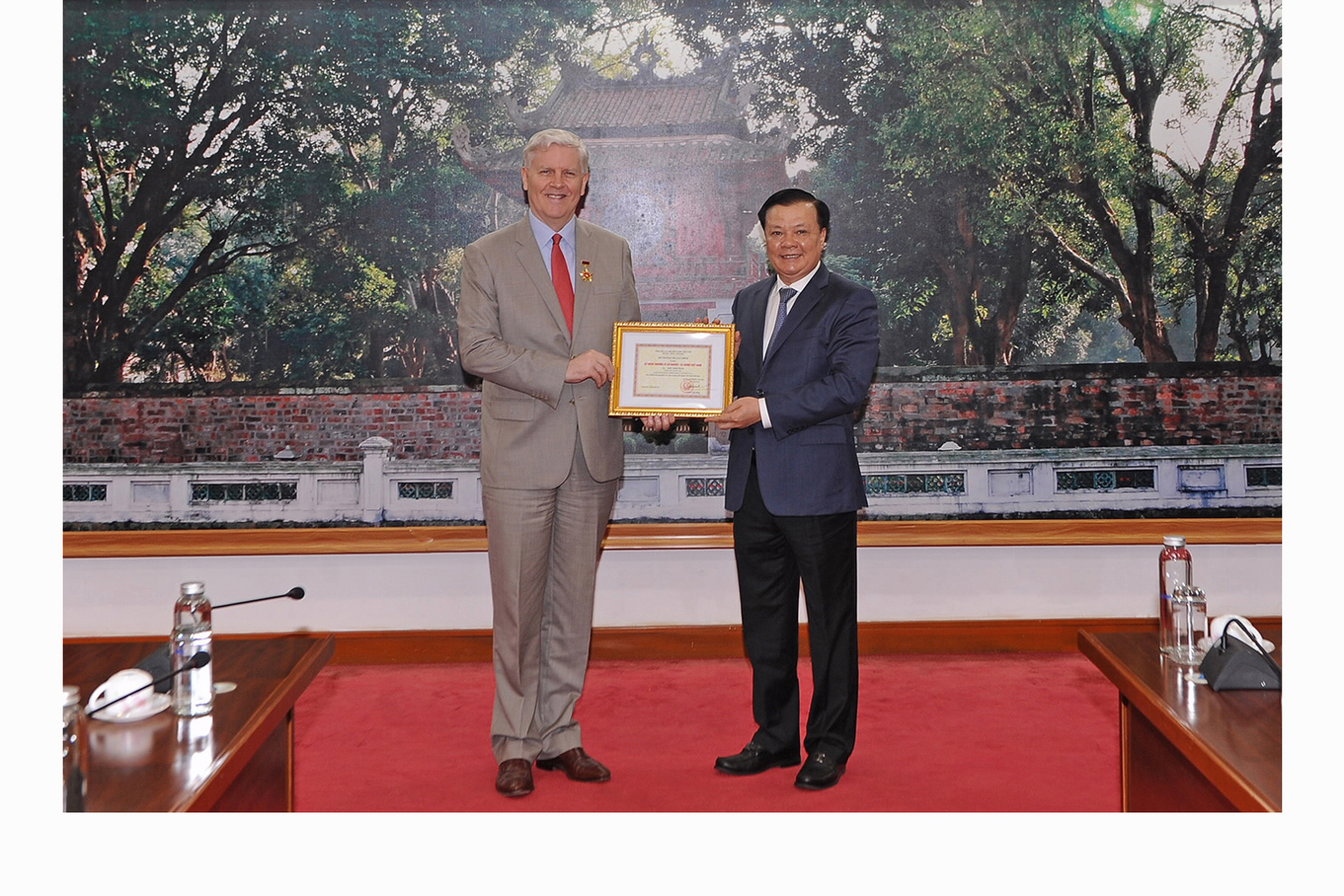 Bộ trưởng Đinh Tiến Dũng tặng Kỷ niệm chương “Vì sự nghiệp Tài chính Việt Nam”  cho Giám đốc quốc gia Ngân hàng Phát triển châu Á.