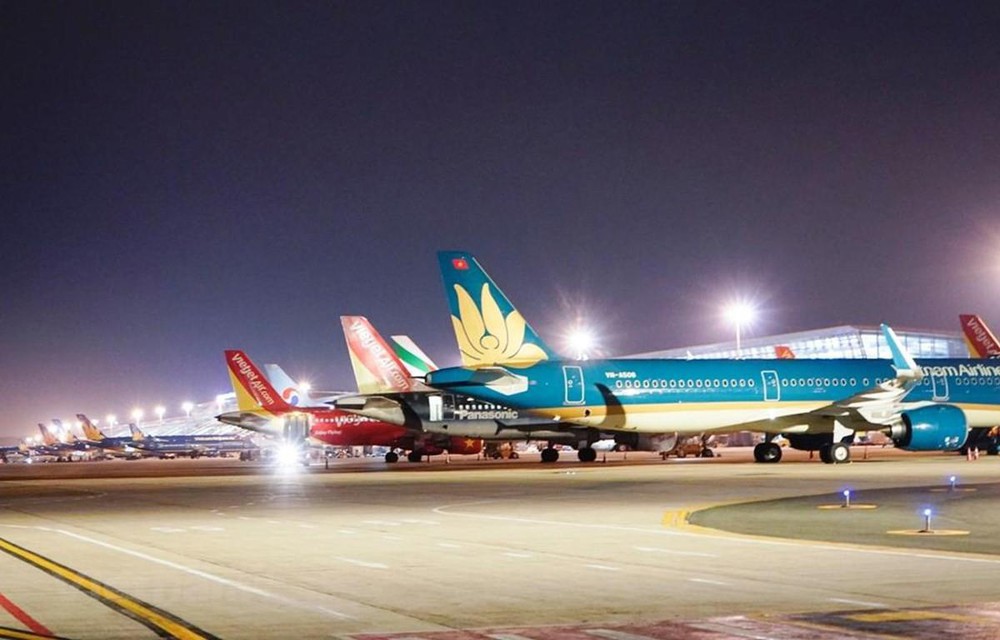 Trước đại dịch, Vietnam Airlines là hãng hàng không Việt Nam duy nhất có đường bay thường lệ đến châu Âu. Gần đây, Bamboo Airways đã thực hiện một số chuyến bay thuê nguyên chuyến (charter) tới châu Âu.