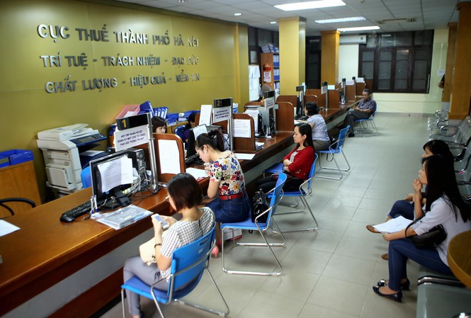 Quang cảnh giao dịch tại Cục Thuế Hà Nội.