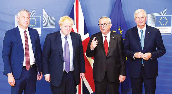 hủ tướng Anh Boris Johnson (thứ 2 từ trái sang) tham dự hội nghị bàn về Brexit với giới chức EU vào cuối năm 2019.