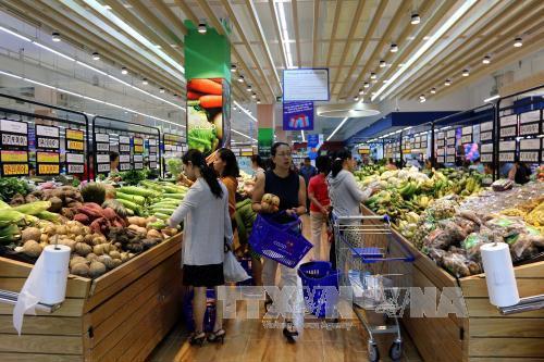 Người tiêu dùng chọn mua hàng tại siêu thị Co.opmart Huỳnh Tấn Phát, TP. Hồ Chí Minh. 