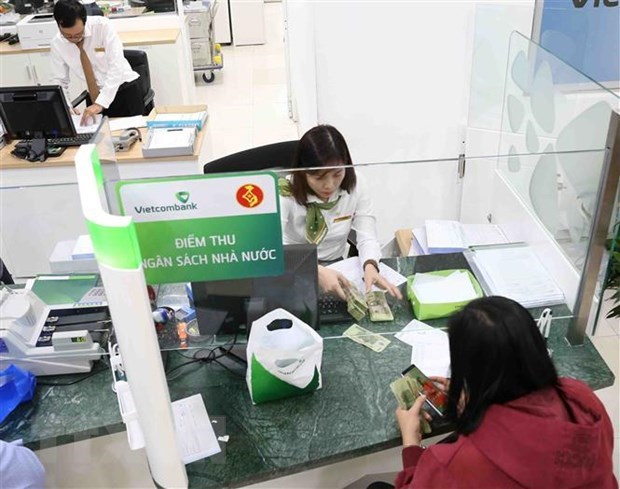 Người dân nộp thuế tại điểm thu Ngân hàng Vietcombank.
