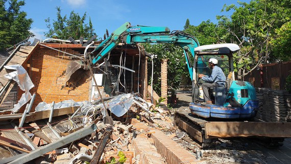 Cưỡng chế một công trình xây dựng không phép trên địa bàn huyện Bình Chánh.