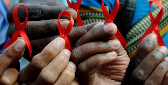 Dải băng đỏ là biểu tượng toàn cầu cho tình đoàn kết với những người nhiễm HIV và những người bị bệnh AIDS.
