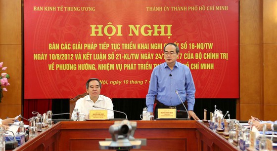 Trưởng Ban Kinh tế Trung ương Nguyễn Văn Bình và Bí thư Thành ủy TPHCM Nguyễn Thiện Nhân  đồng chủ trì hội nghị.