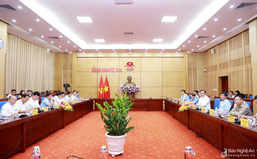 Bộ trưởng Bộ Tài chính Đinh Tiến Dũng làm việc với UBND tỉnh Nghệ An.