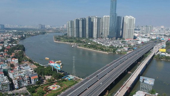 Cầu Sài Gòn 2 (bên trái) được đầu tư xây dựng theo phương thức PPP.