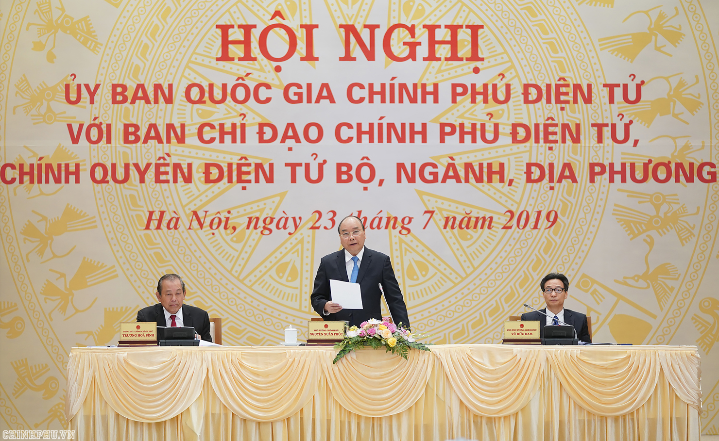 Thủ tướng Nguyễn Xuân Phúc và các Phó Thủ tướng Trương Hòa Bình, Vũ Đức Đam tại Hội nghị trực tuyến Ủy ban quốc gia về Chính phủ điện tử.
