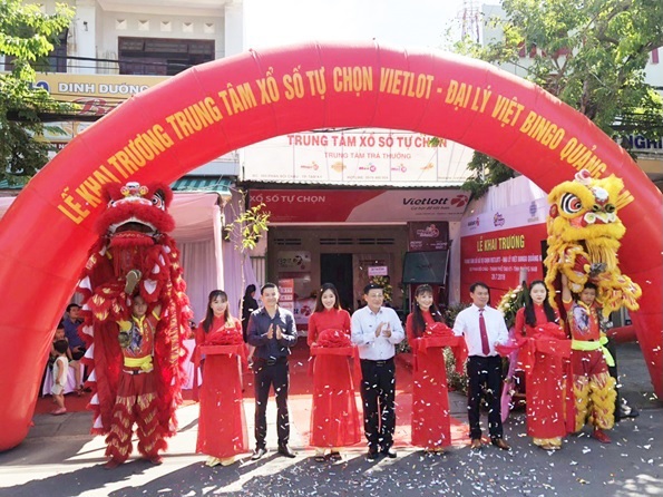 Ông Lê Thái Bình - Phó Chủ tịch UBMTTQ Việt Nam tỉnh Quảng Nam cùng cắt băng khai trương điểm bán hàng xổ số tự chọn Vietlott.