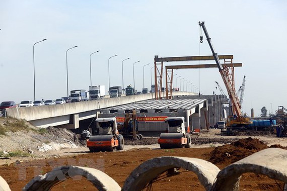 Thi công mở rộng cầu Cao Bồ trên tuyến đường cao tốc Cao Bồ-Mai Sơn thuộc địa phận tỉnh Ninh Bình - phân đoạn quan trọng của tuyến cao tốc Bắc-Nam. (Ảnh: Huy Hùng/TTXVN)