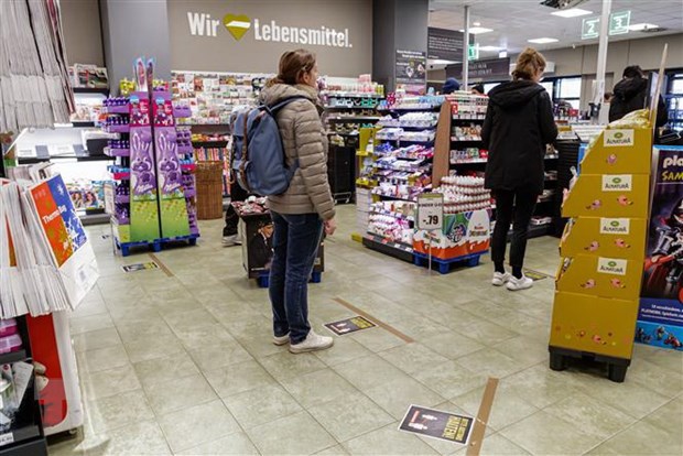Người dân tại một siêu thị ở Berlin, Đức. (Ảnh: THX/TTXVN)
