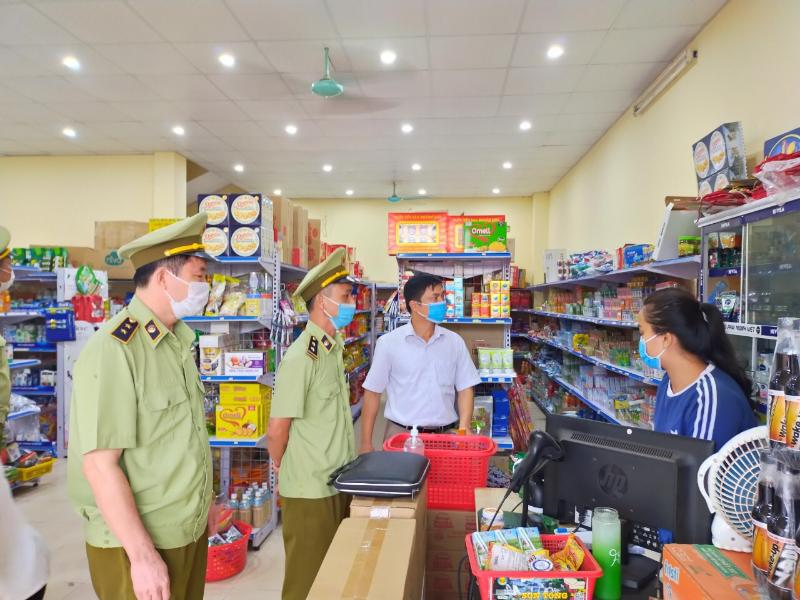 Quảng lý thị trường Lạng Sơn vừa phát hiện 2 cơ sở kinh doanh các mặt hàng lương thực, thực phẩm không niêm yết giá.
