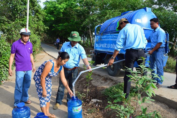 Xe chở nước sạch cho nhân dân.