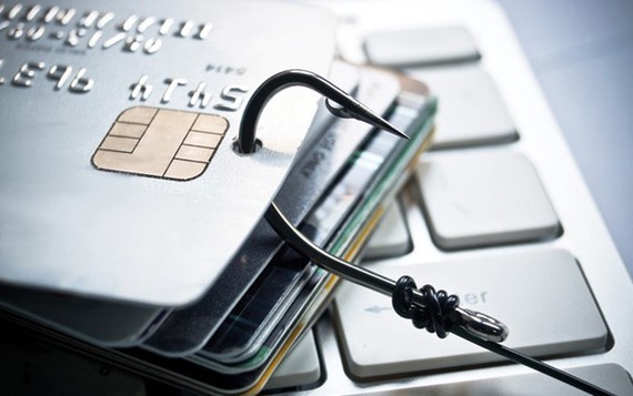 Đối tượng lừa đảo thường giả mạo nhân viên tài chính để lấy cắp thông tin thẻ tín dụng của khách hàng.