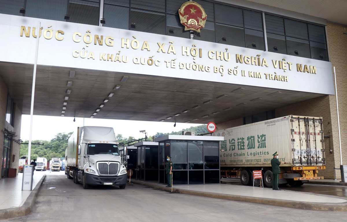 Các xe container chờ làm thủ tục xuất khẩu hàng nông sản tại cửa khẩu quốc tế đường bộ số II Kim Thành.