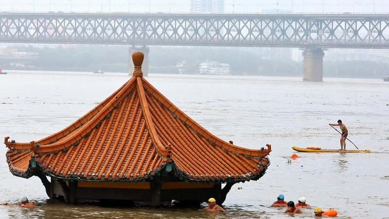 Lũ lụt tàn phá Trung Quốc – Khả năng ngăn lũ của đập Tam Hiệp tiếp tục bị nghi ngờ. (Nguồn: AP)