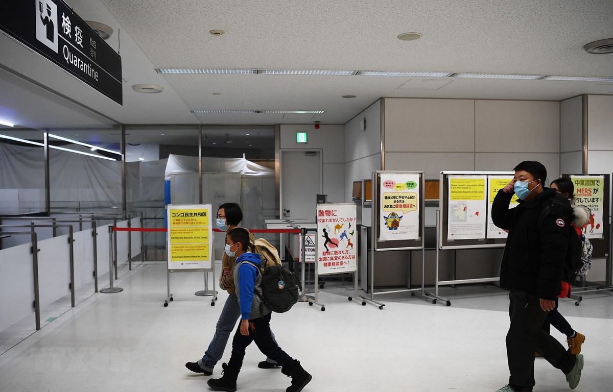 Hành khách tới khu vực kiểm dịch tại sân bay Narita, Nhật Bản, ngày 23/1/2020. (Ảnh: AFP/TTXVN)