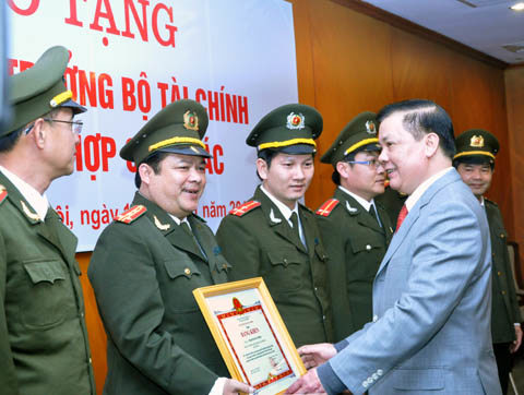 Bộ trưởng Đinh Tiến Dũng trao Bằng khen cho các cá nhân thuộc Tổng cục An ninh II - Bộ Công an.