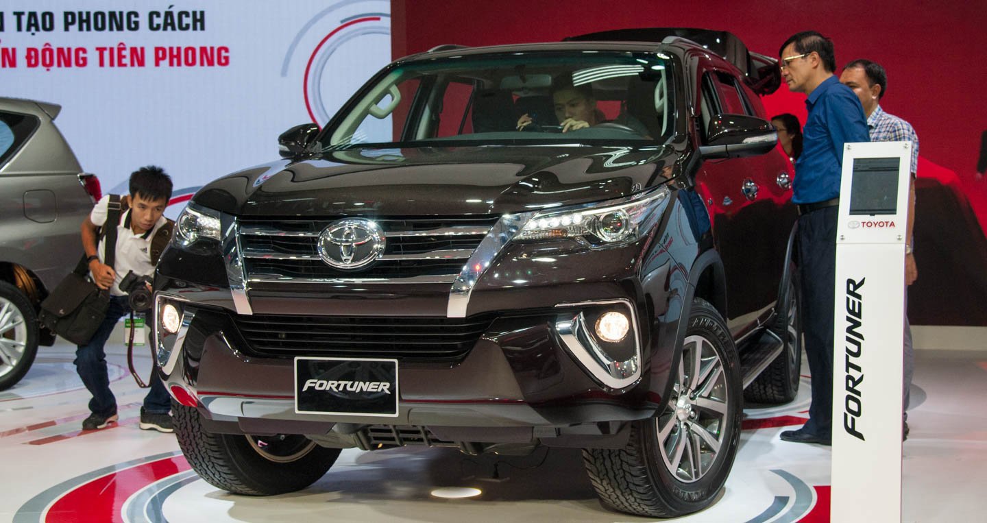 Toyota Việt Nam hiện lắp ráp bốn phiên bản Fortuner, gồm 2.8 4x4 máy dầu số tự động; 2.7 4x2 máy xăng số tự động TRD; 2.4 4x2 máy dầu số tự động và số sàn.