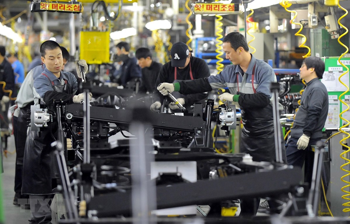 Công nhân làm việc tại một nhà máy sản xuất ô tô ở Pyeongtaek, Hàn Quốc. (Nguồn: AFP/TTXVN)