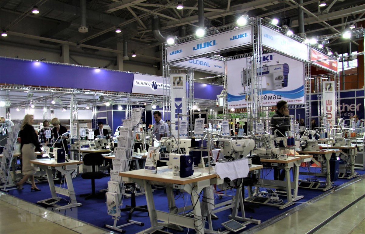 Nhiều máy móc thiết bị trong ngành công nghiệp dệt may được trưng bày tại triển lãm. 