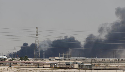 Khói bốc lên từ nhà máy bị tấn công của Aramco tại Saudi Arabia. (Ảnh: Reuters)