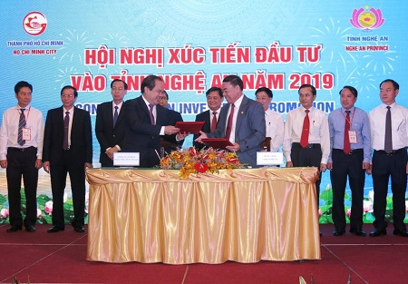 Lãnh đạo tỉnh Nghệ An trao biên bản ghi nhớ hợp tác đầu tư cho doanh nghiệp.
