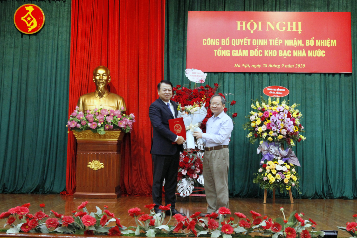 Thứ trưởng Bộ Tài chính Đỗ Hoàng Anh Tuấn trao quyết định cho tân Tổng Giám đốc KBNN Nguyễn Đức Chi.