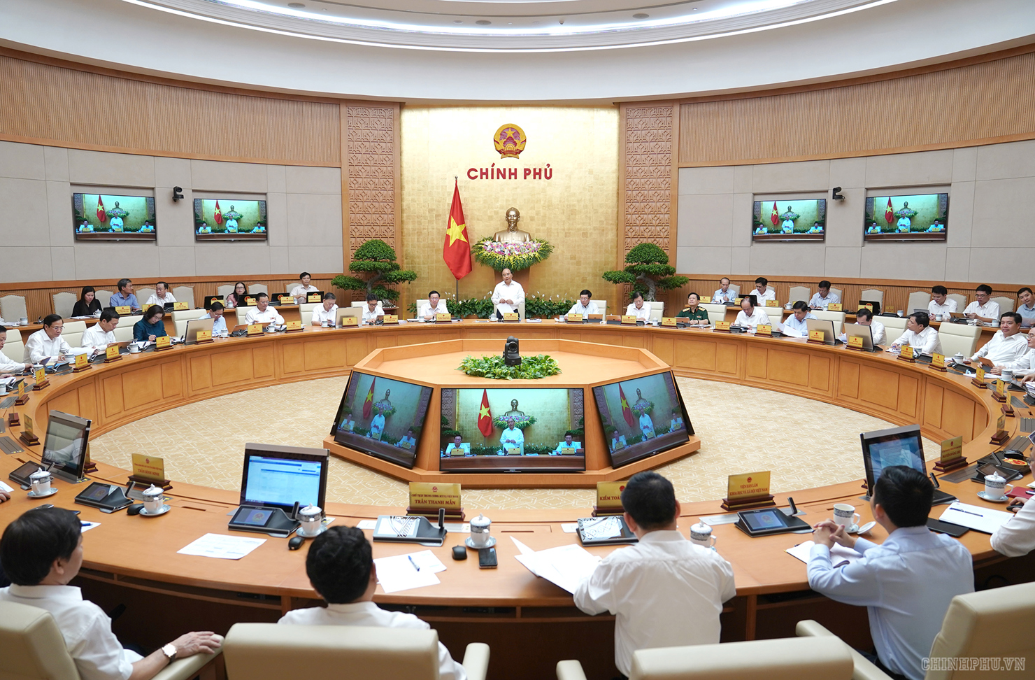 Thủ tướng Chính phủ Nguyễn Xuân Phúc chủ trì phiên họp.