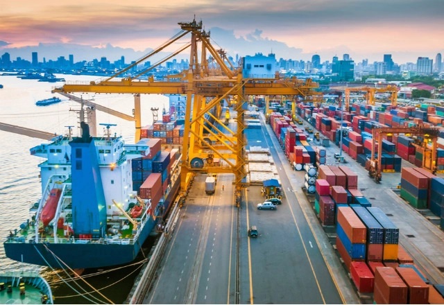 Hàng hóa xuất nhập khẩu tiếp tục góp phần quan trọng cho sự tăng trưởng.