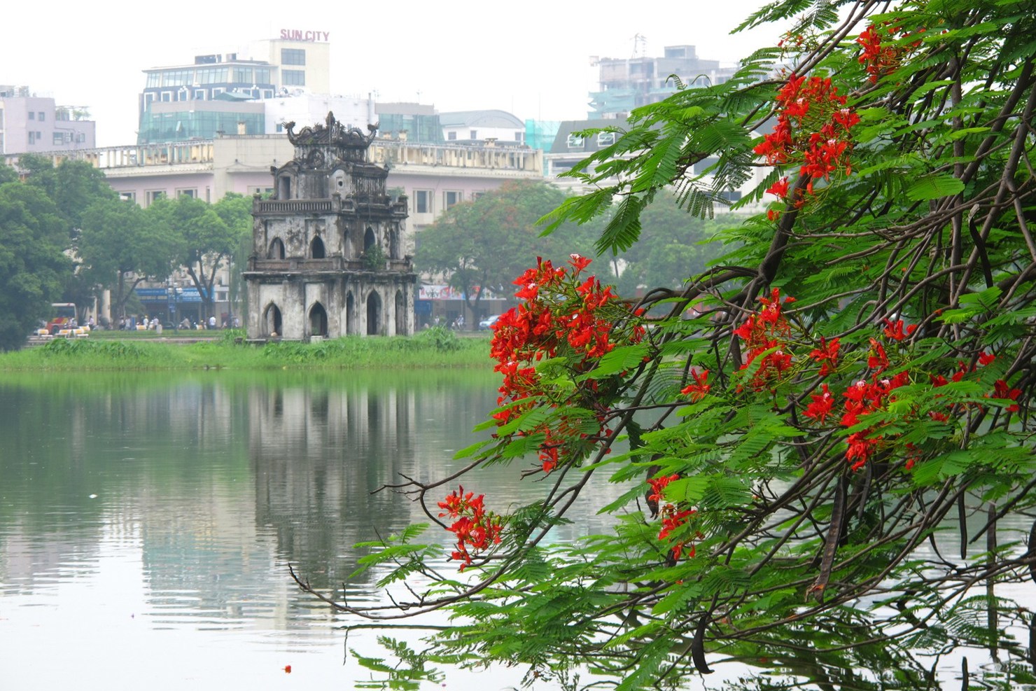 Hồ Hoàn Kiếm mang vẻ đẹp thơ mộng.