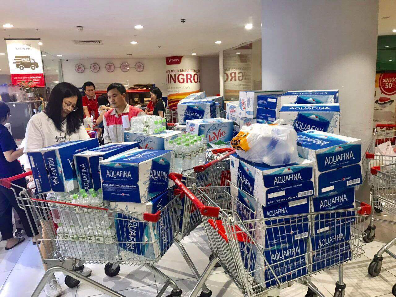 Dân Hà Nội đổ xô mua nước đóng chai, quầy nước nhiều siêu thị “thất thủ”.