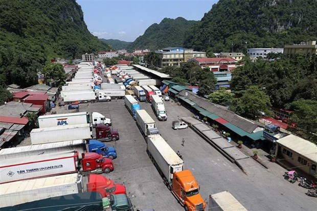 Xe chở hàng hóa xuất khẩu tại cửa khẩu Tân Thanh.
