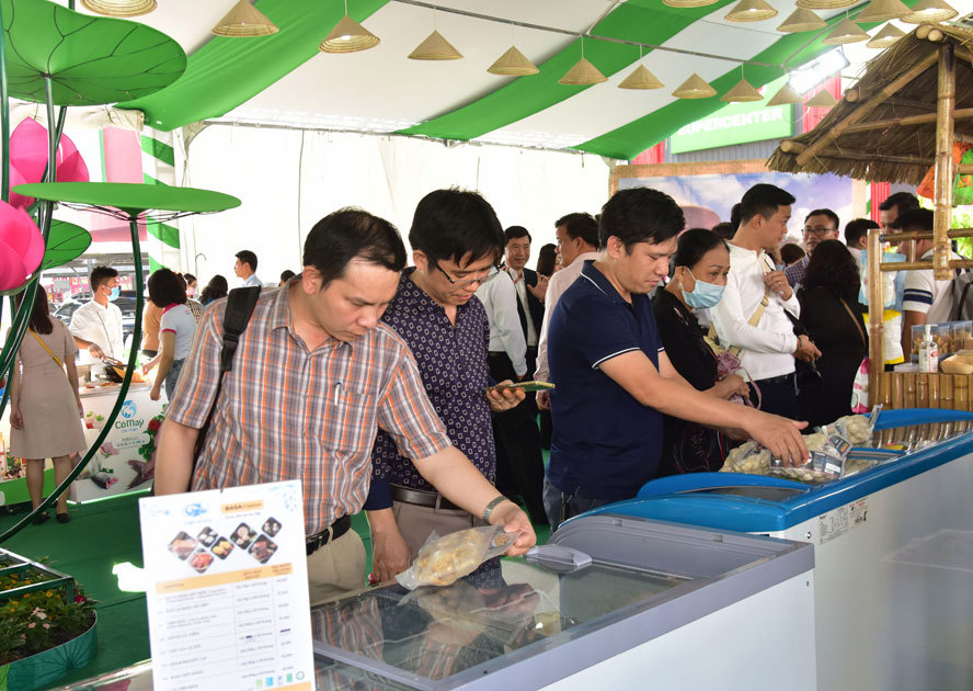 Người dân Thủ đô tham quan các sản phẩm được giới thiệu trong Tuần hàng cá tra và đặc sản Đồng Tháp tại siêu thị Big C Thăng Long (quận Cầu Giấy).