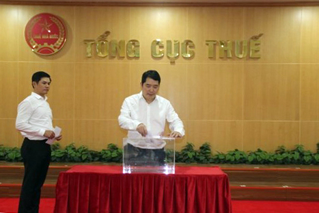 Tổng cục trưởng Tổng cục Thuế Cao Anh Tuấn tham gia ủng hộ đồng bào Miền Trung.