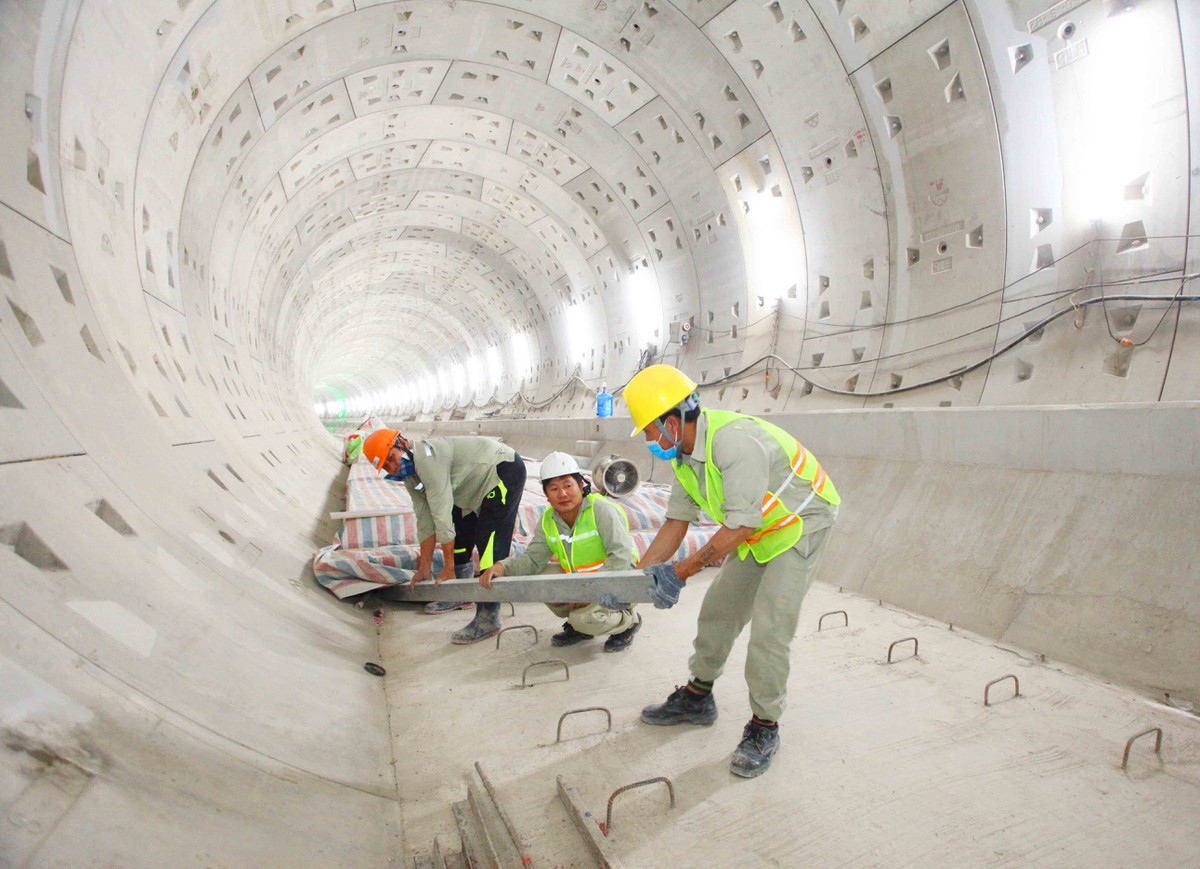 Công nhân tại đoạn hầm Metro nối tầng B2 của ga Nhà hát Thành phố với ga Ba Son đang tích cực làm việc để chuẩn bị lắp đặt đường ray.