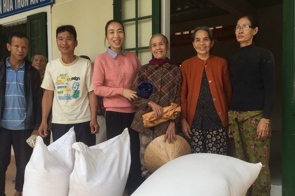 Nhân dân xã Lộc Hà, huyện Phú Lộc Thừa Thiên Huế phấn khởi khi nhận được gạo cứu trợ của Chính phủ từ nguồn dự trữ quốc gia.