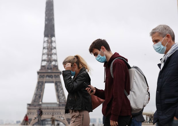 Người dân đeo khẩu trang phòng dịch tại Paris, Pháp ngày 23/10/2020. (Ảnh: THX/TTXVN)