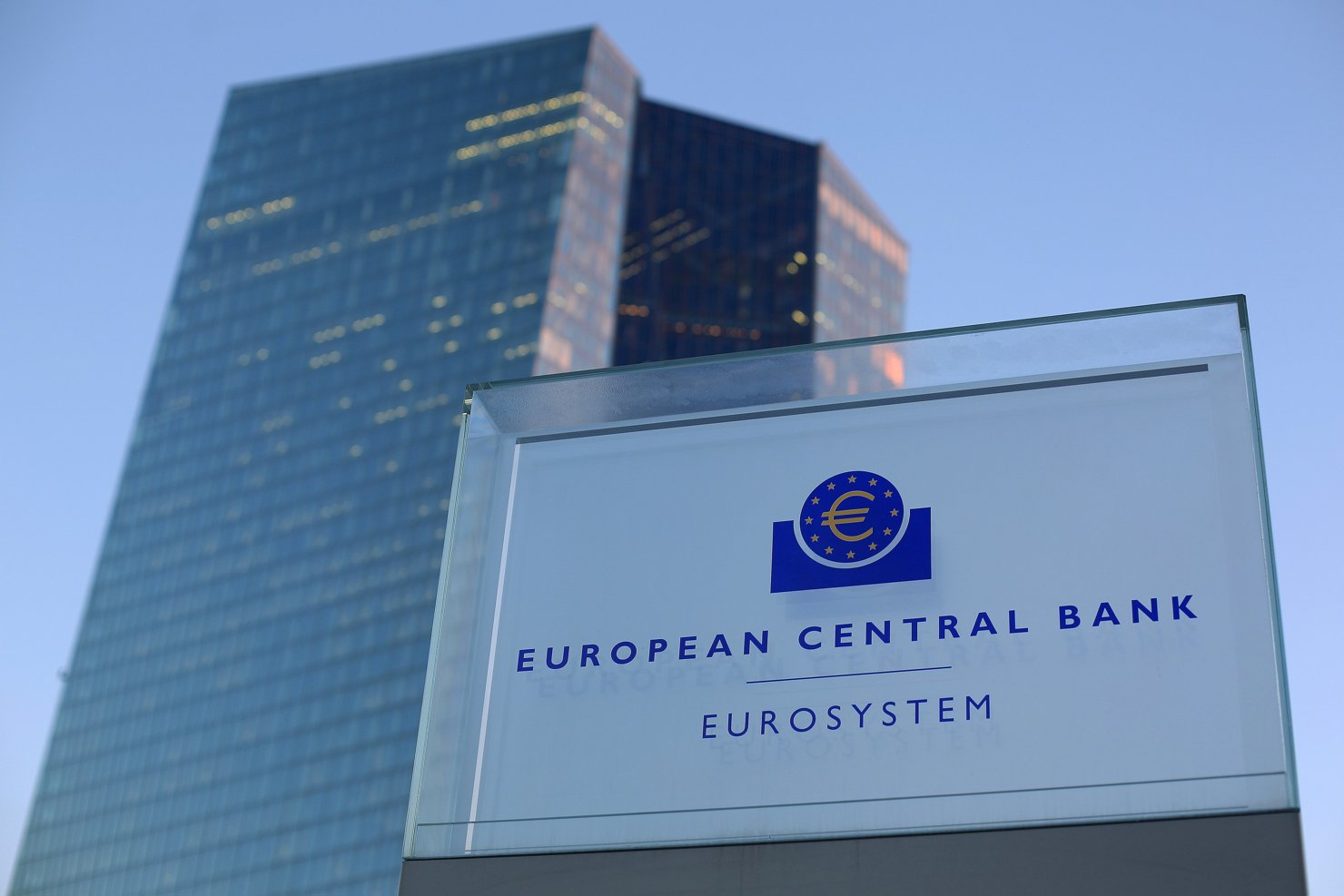 ECB không thay đổi lãi suất chủ chốt, có thể đưa ra các gói kích thích.