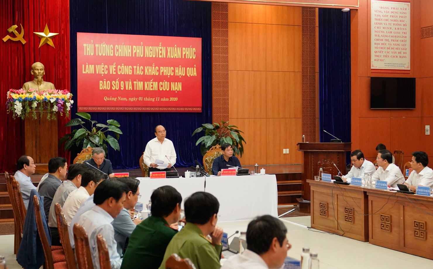 Thủ tướng Nguyễn Xuân Phúc yêu cầu các bộ, ngành, địa phương cần khẩn trương hỗ trợ tối đa cho các địa phương khắc phục hậu quả bão lũ