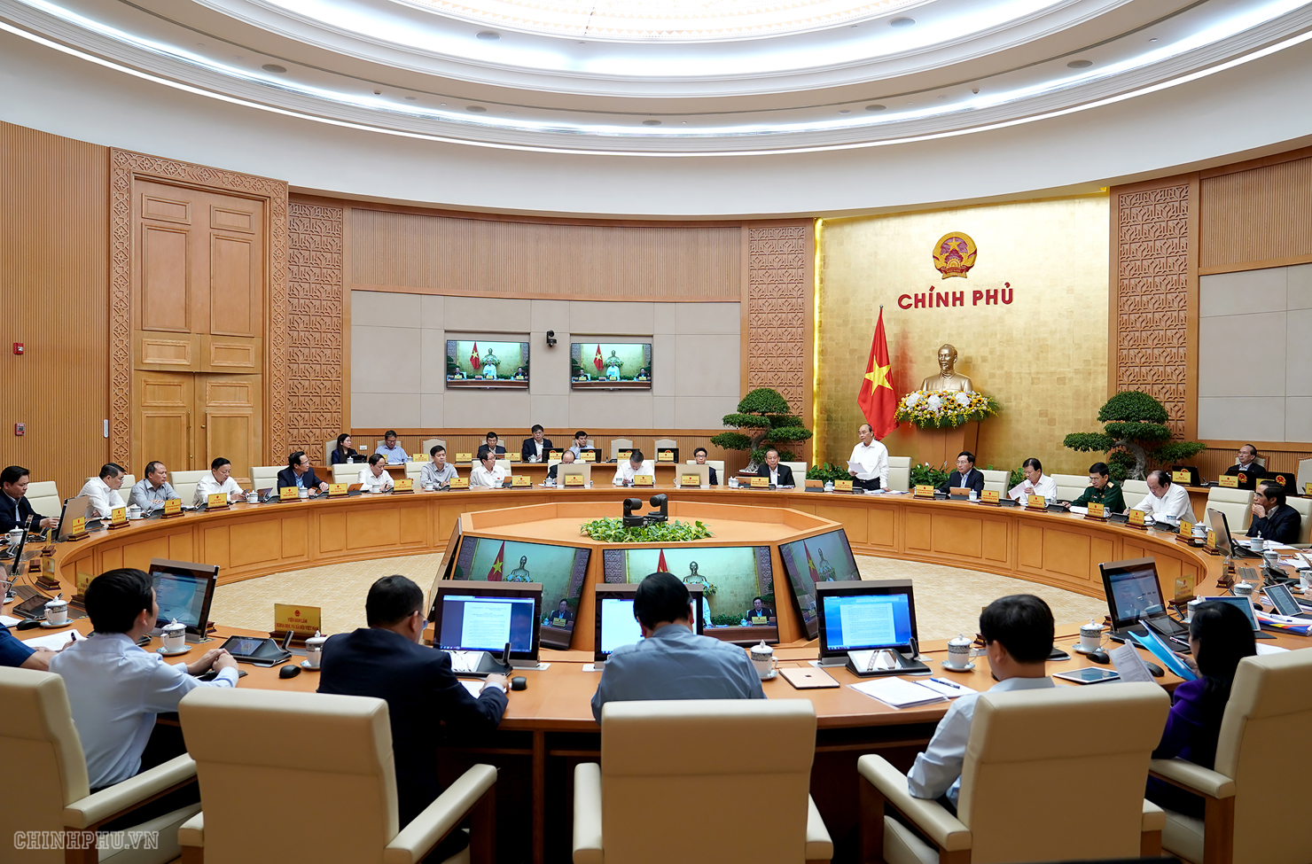 Thủ tướng Chính phủ Nguyễn Xuân Phúc chủ trì phiên họp Chính phủ tháng 10/2019.