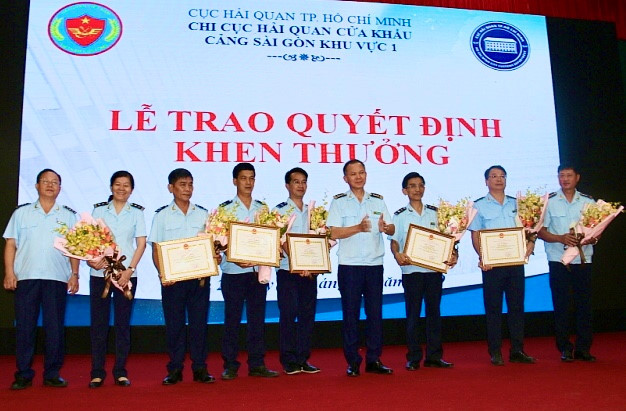 Các tập thể, cá nhân thuộc Cục Hải quan TP. Hồ Chí Minh được khen thưởng.